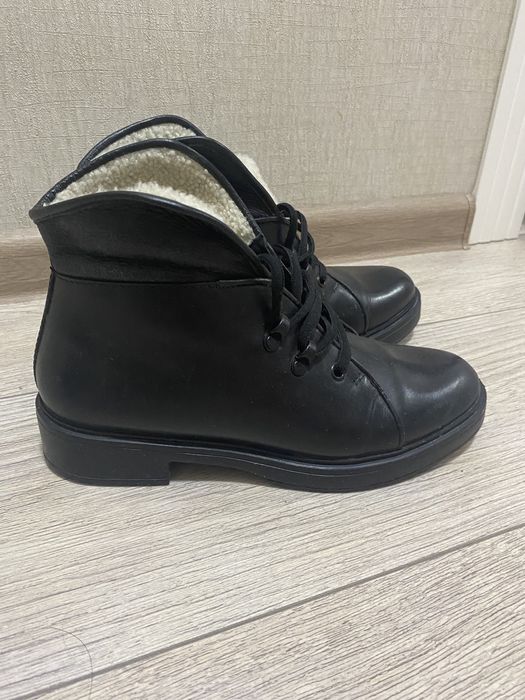 Продам женские ботинки