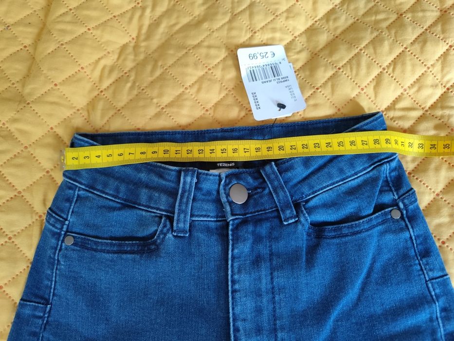 Blugi noi cu etichetă