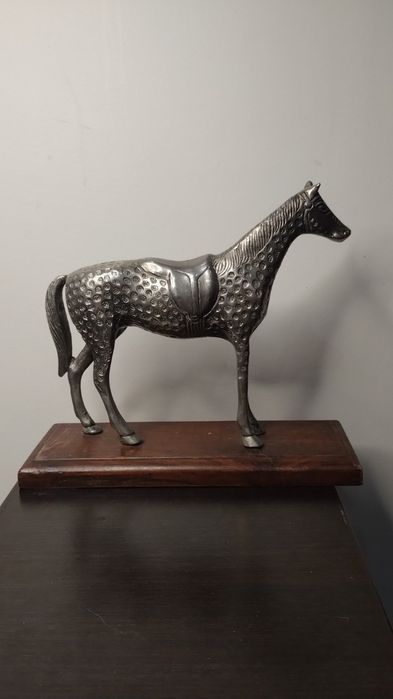 Много красива и различна статуетка на кон.