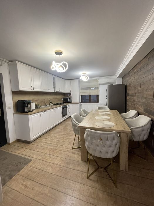 Vând apartament 4 camere