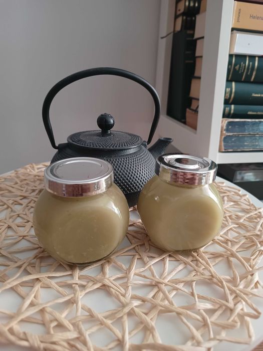 Crema antiinflamatoare artizanala realizată din brusture cu ardei iute sau hrean