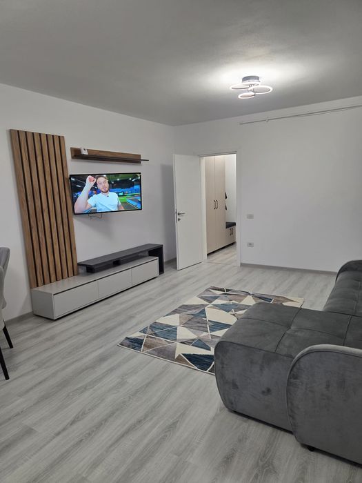 Închiriez apartament cu 2 camere, mobilier premium, loc de parcare inclus