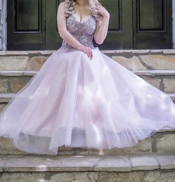 Розова бална рокля