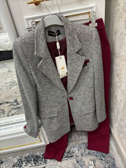 Женский костюм, красивый малинового цвета с пиджаком, производство Тур