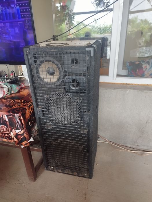 Продавам  комплект стъпало,пулт и големи масивни тонколони