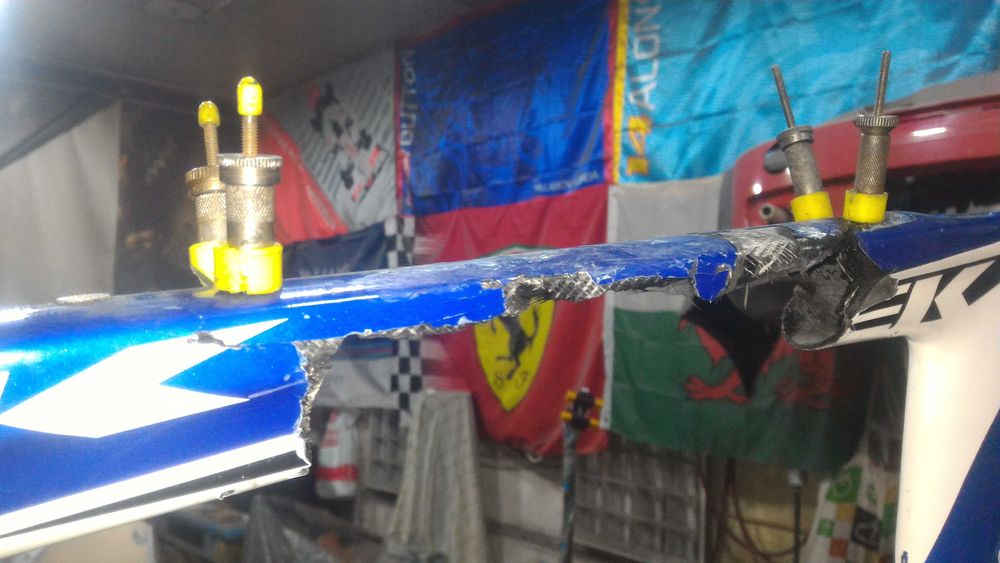Reparatii cadre biciclete carbon; restaurari/vopsitorie