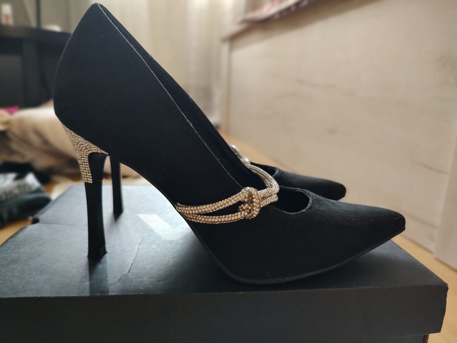 Pantofi cu toc negrii catifea, lanț argintiu, mărimea 39 , marca CCC