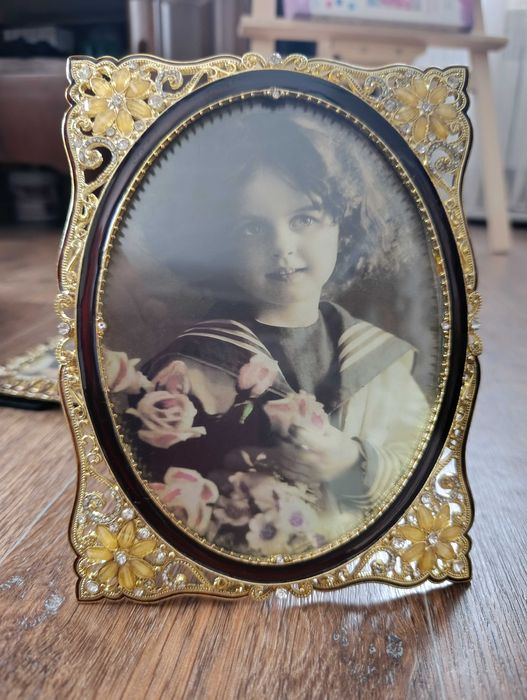 Продаётся фоторамка металлическая.