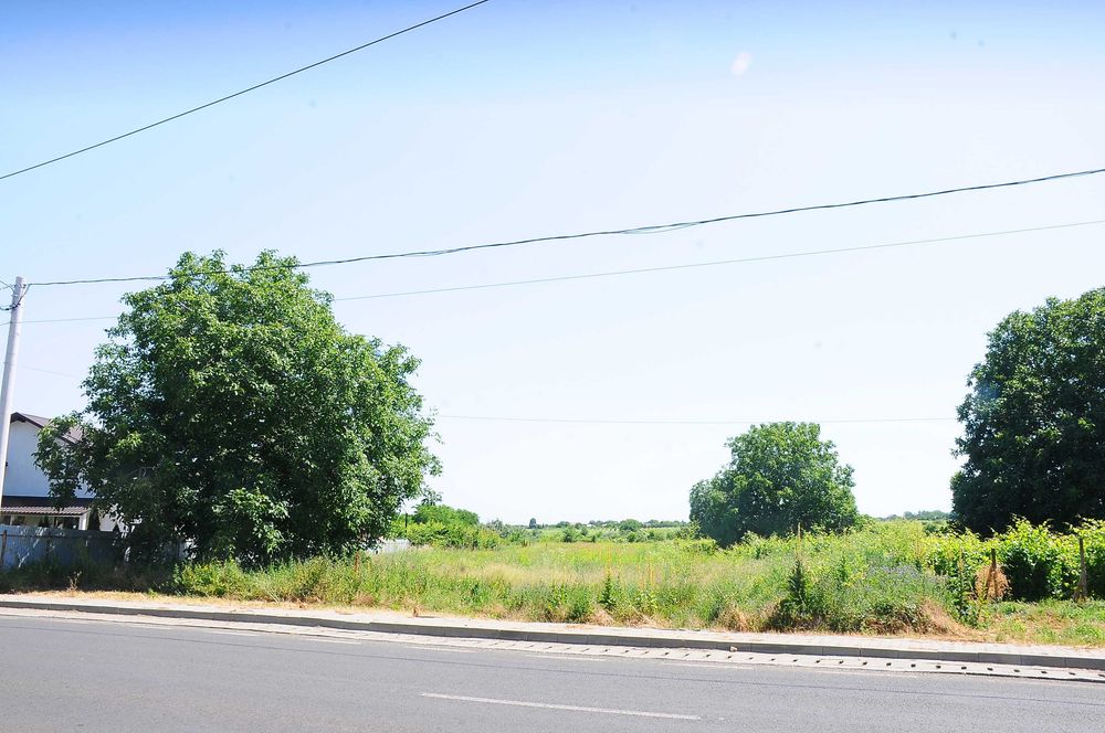 Vand teren intravilan la Șoseaua Focșani-Cotești 7.300 mp, deschidere la șosea 24.5 metri, 2 drumuri de acces