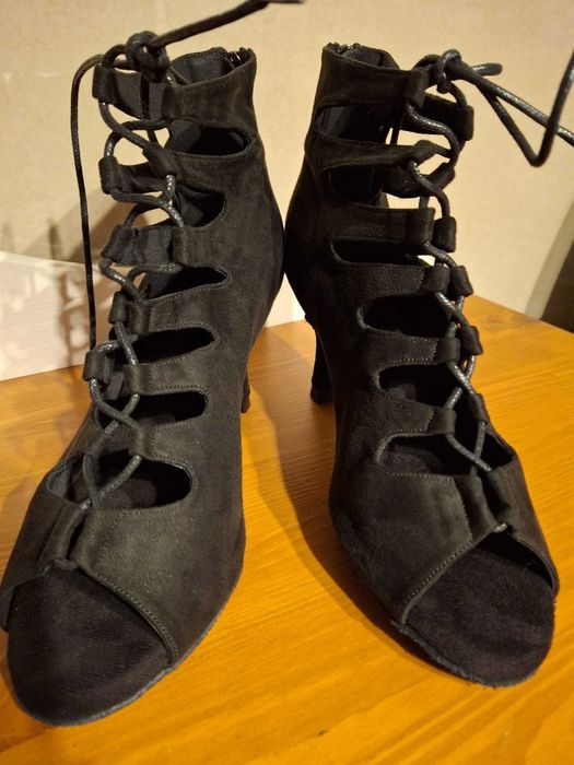 Ghetute/Pantofi dans noi marimea 37, talpa de dans toc 7 cm.