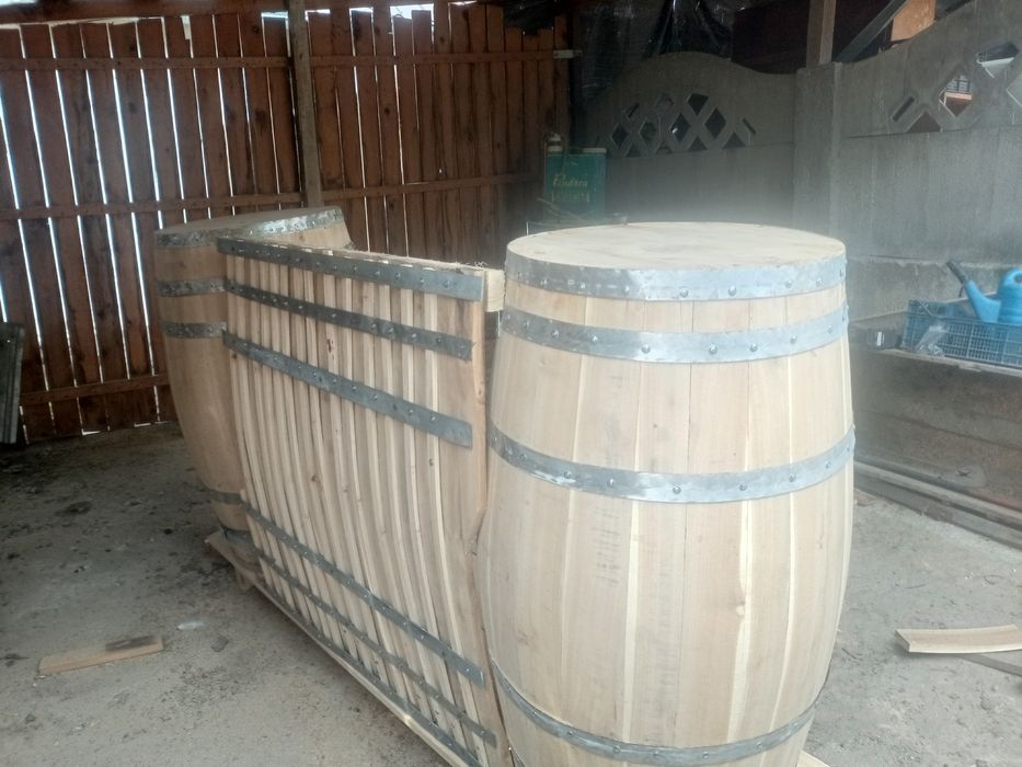 Bar din butoaie suport pentru pahare