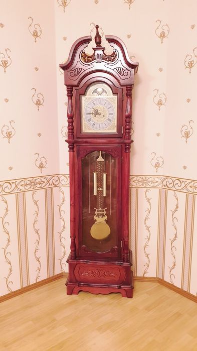 Часы напольные,деревянные.