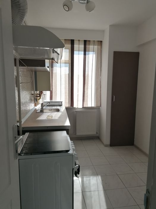 Închiriez apartament 2 camere central.
