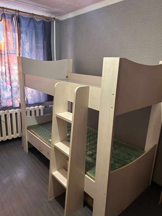 Продам двухьярусную  кровать