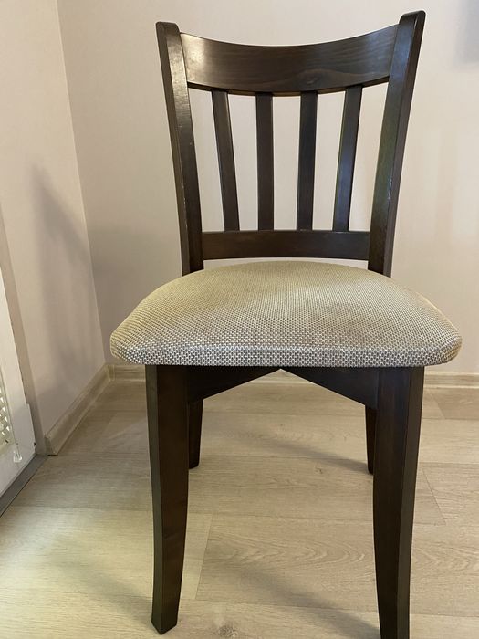 Трапезен стол масивно дърво четири броя.Цената е за всички столове.