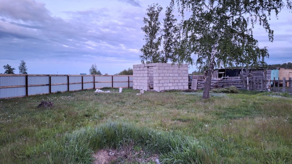 Участок с постройкой