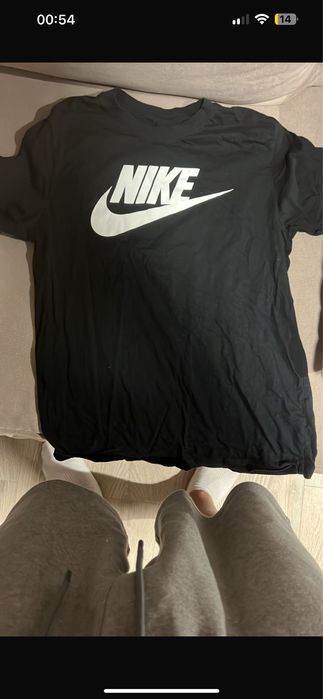 4 tricouri si un pantaloni de trening