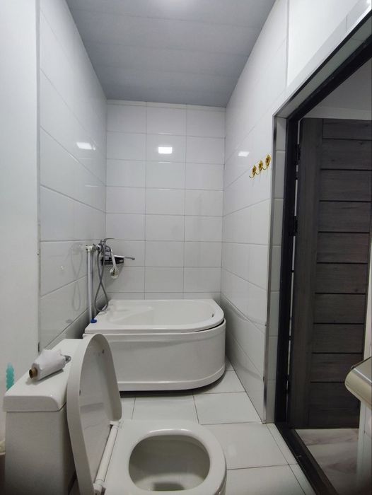 Срочно продаю новостройку кирпичную в центре 2в3 комнатную (157)