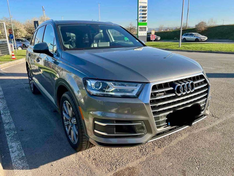 Сив джип Audi Q7