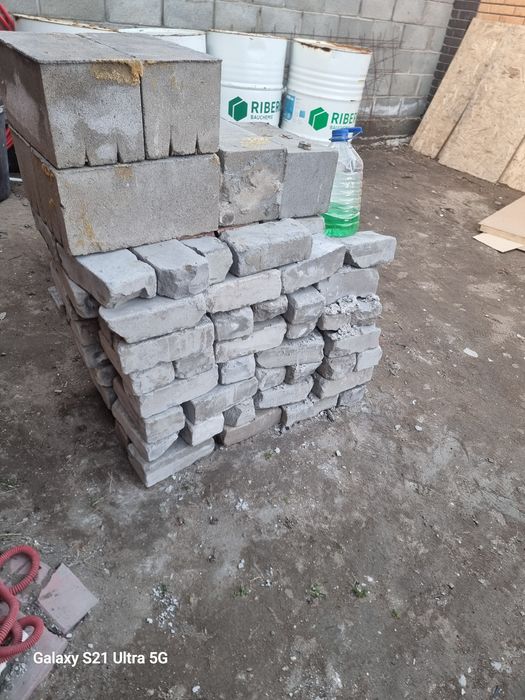 Продам кирпич б/у  50по 40т .