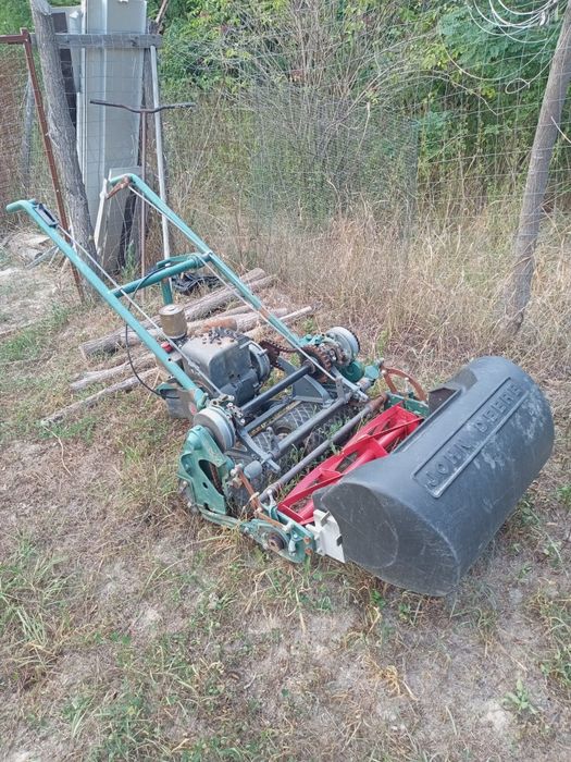 John Deere tuns iarba