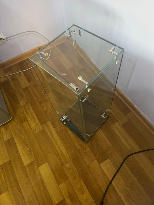 Стеклянная витрина 60х25х25