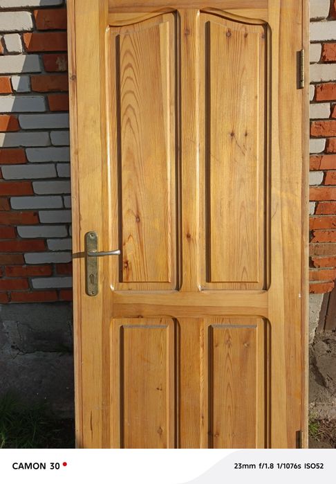 Продам деревянную дверь