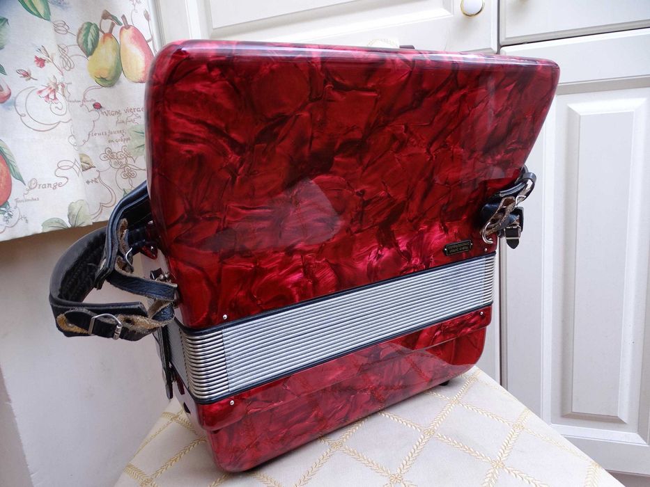 Нов акордеон Велтмайстер Каприс 40 баса