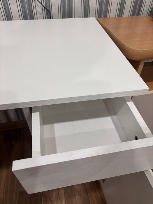 Стол письиенный белый