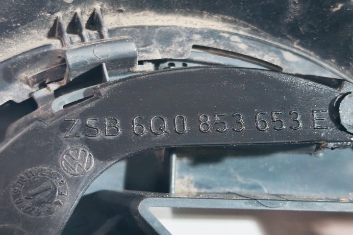 Grila radiator ZSB6Q0853653E Volkswagen VW Polo a 4-a generatie 9N (f