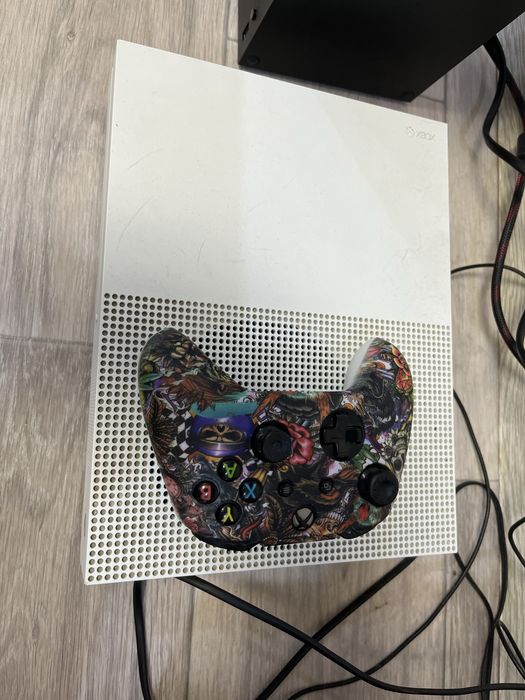 Продам приставку Xbox one s