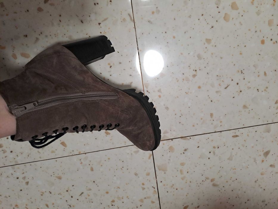 Vand ghete piele foarte comode