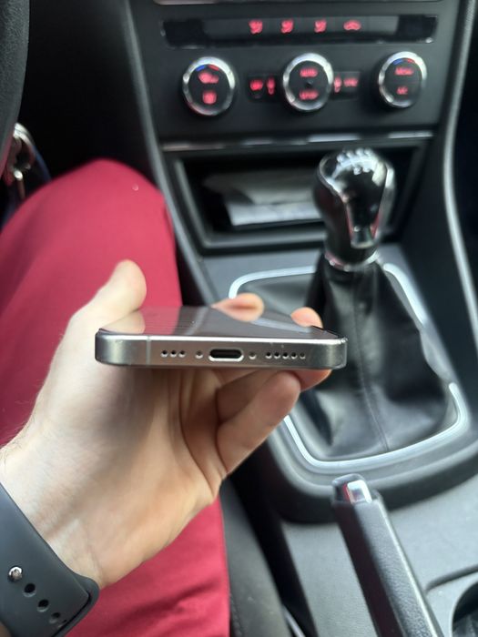 Iphone 15 pro cu sanatatea baterie 96%