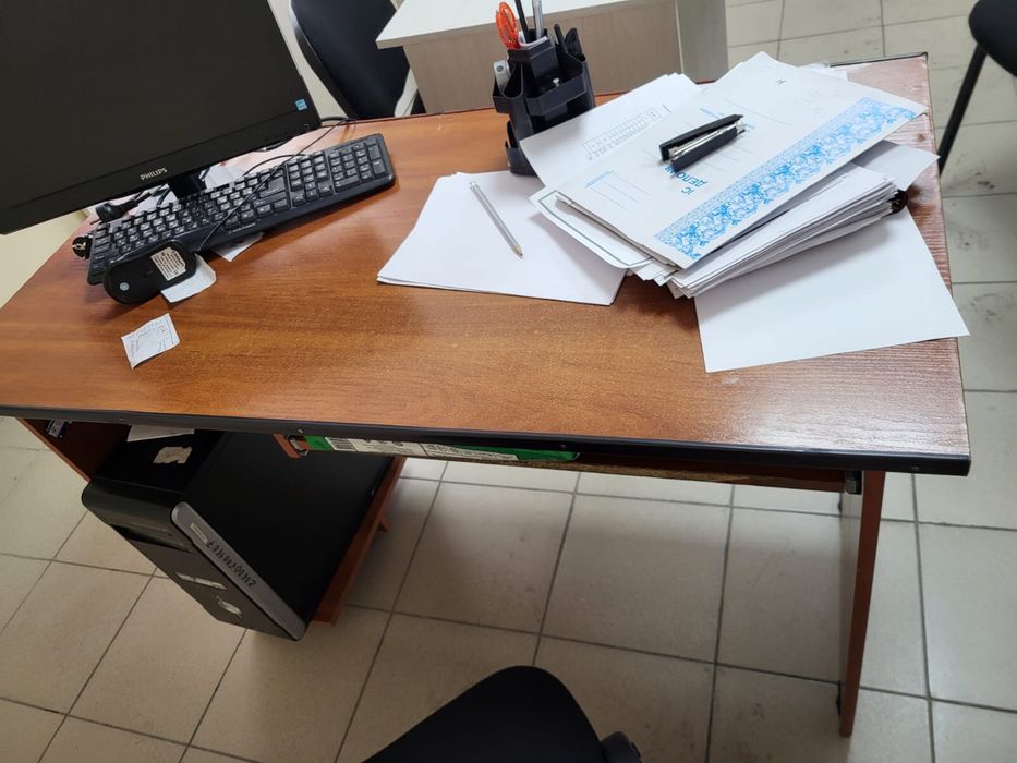 Продам мебель. Столы, шкафы б/у.