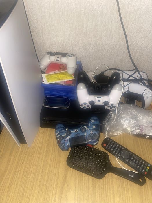 Продам пс 4 + игры + джойстики