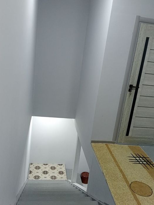 Sergeli daryo boʻyi koʻchasida 3 xonali 2 etajli kotej sotiladi.