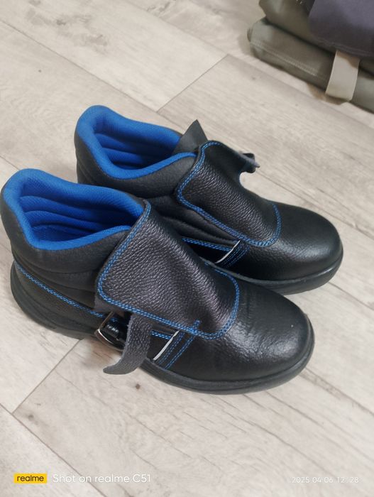 Спецодежда и комплектующее.