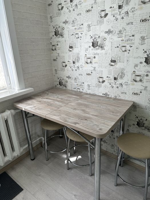 Продам стол кухонный .