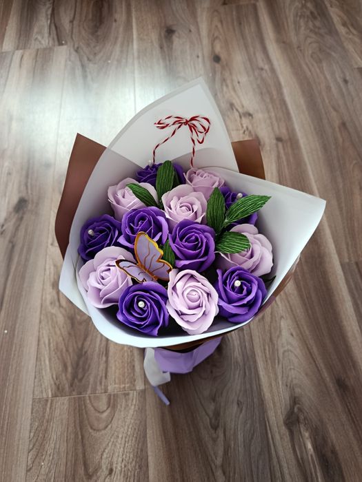 Vând aranjamente florale