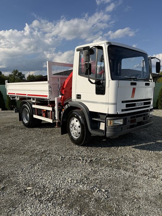 Camion basculabil cu macara