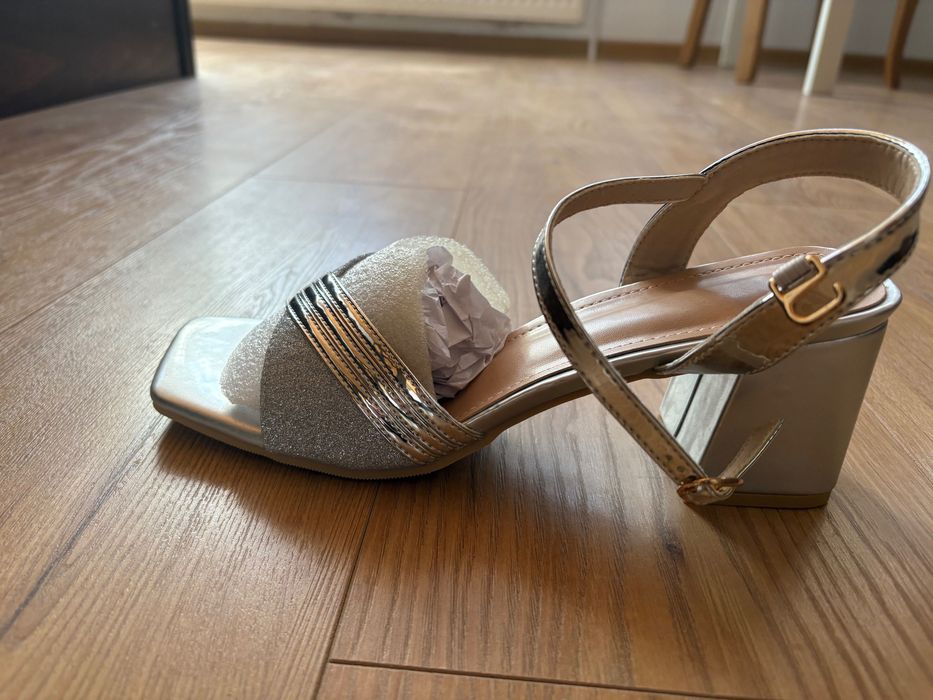 Сребристи сандали на нисък ток