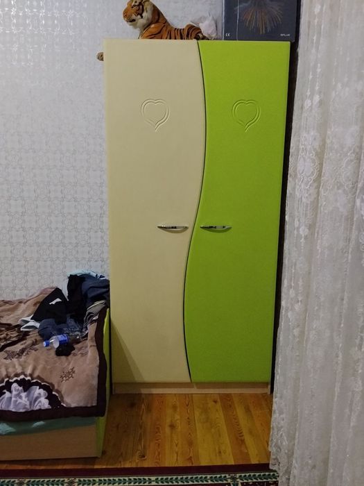 Комплект из мебели детской из 4 вещей: 2 кровати, комод и шкаф