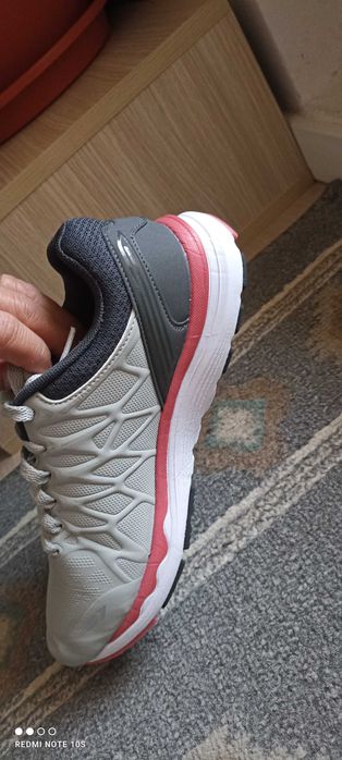 De vânzare încălțăminte unisex