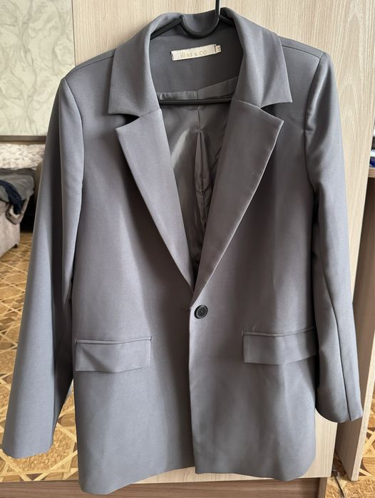 Серый пиджак женский