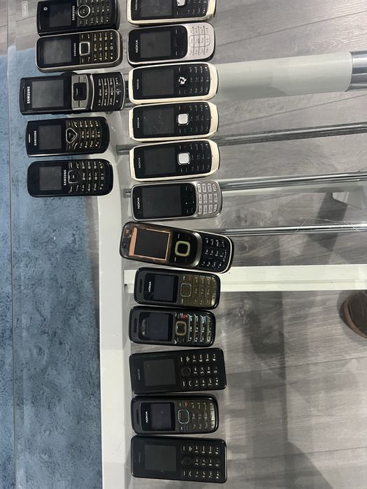 Vand lot telefoane cu butoane
