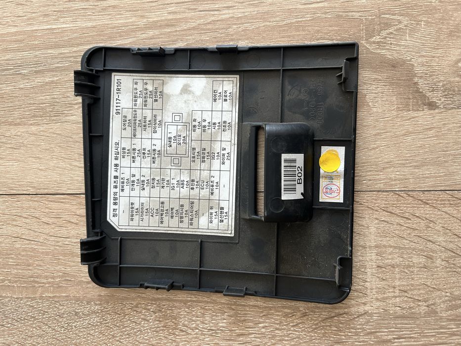 Продаю крышка блока предохранителей в салоне hyundai accent