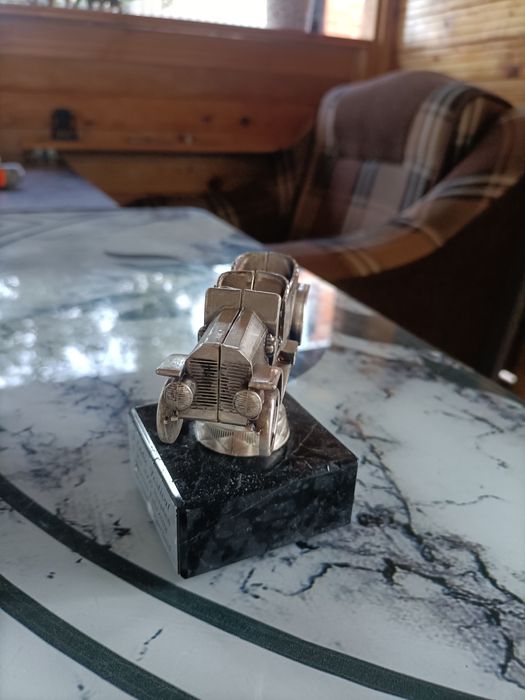 Trofeu mașinuță metalica