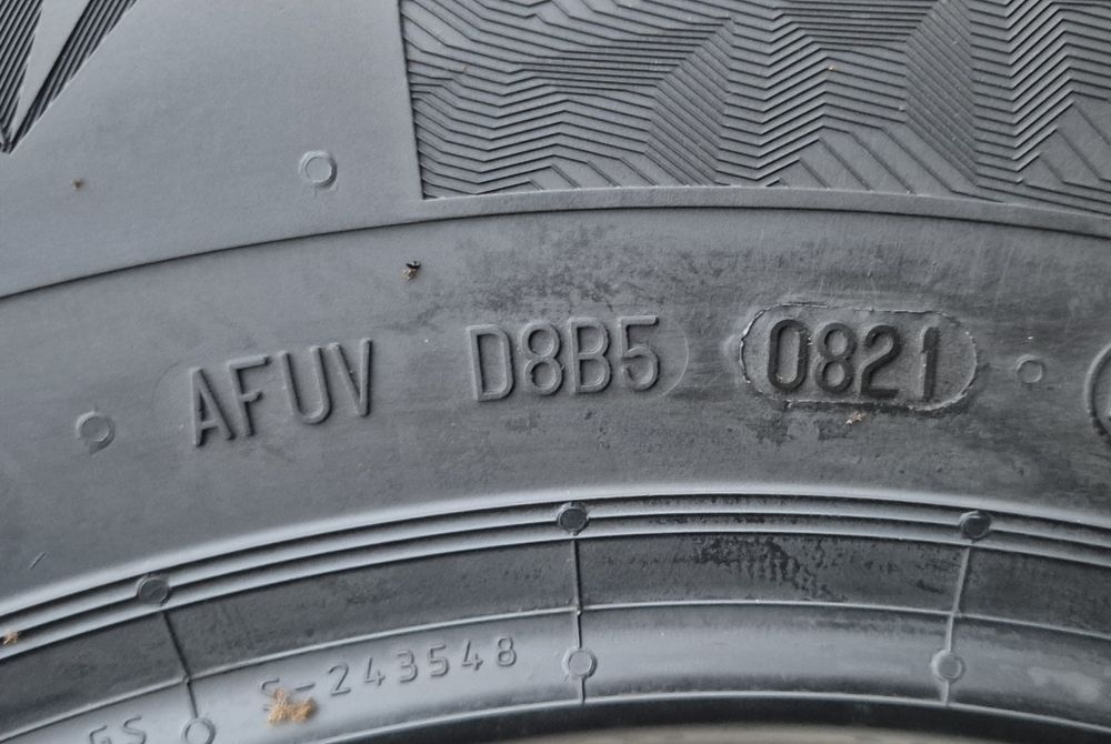 O bucată 205/65 R15 vară - una Continental