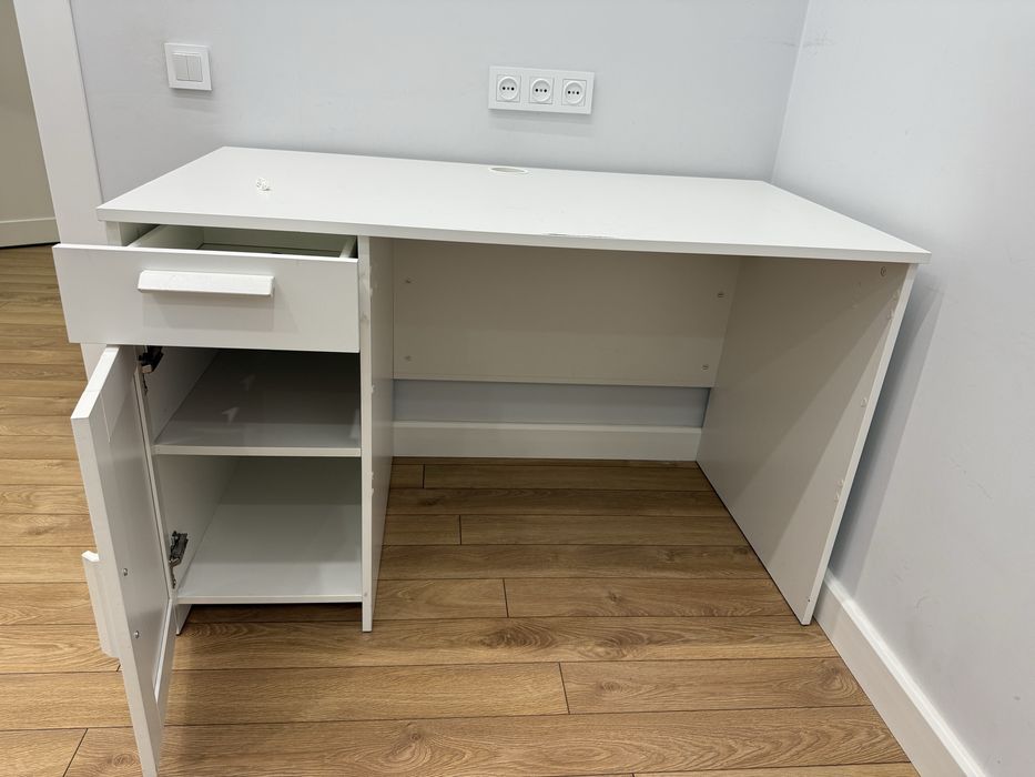 Стол/ //////////////:////::