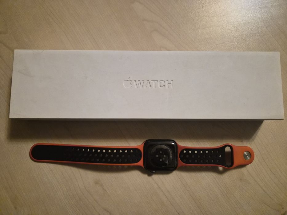 Продавам Apple Watch 6 в много добро състояние. Часовникът работи перф